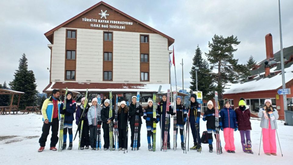 Sporcular Ilgaz Dağı’nda kayak sezonunu açtı