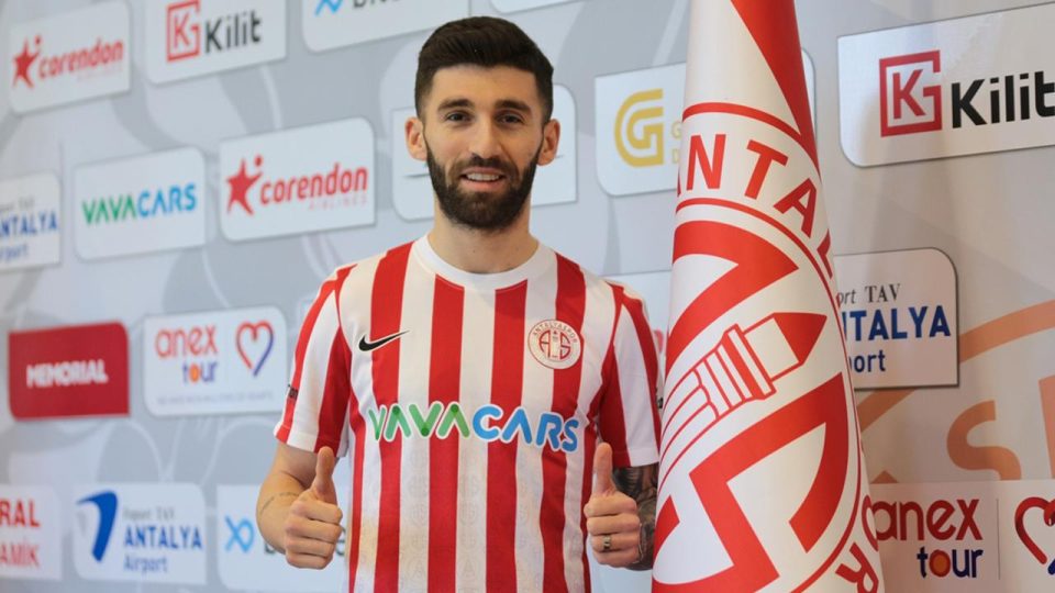 Antalyaspor Doğukan Sinik ile sözleşme imzaladı