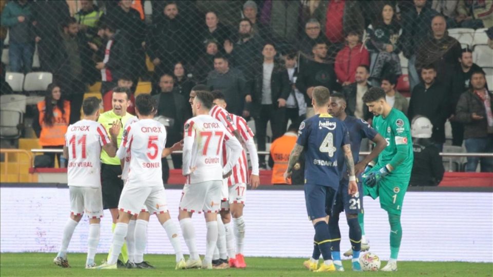 Antalyaspor Fenerbahçe maçının VAR kayıtlarının açıklanmasını istedi