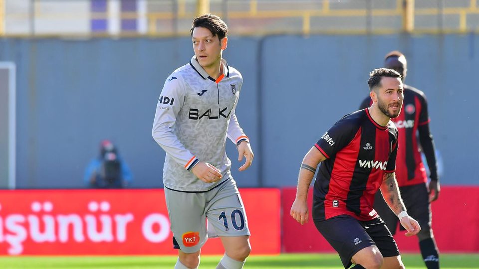 Başakşehir’de Mesut Özil 125 gün sonra sahada