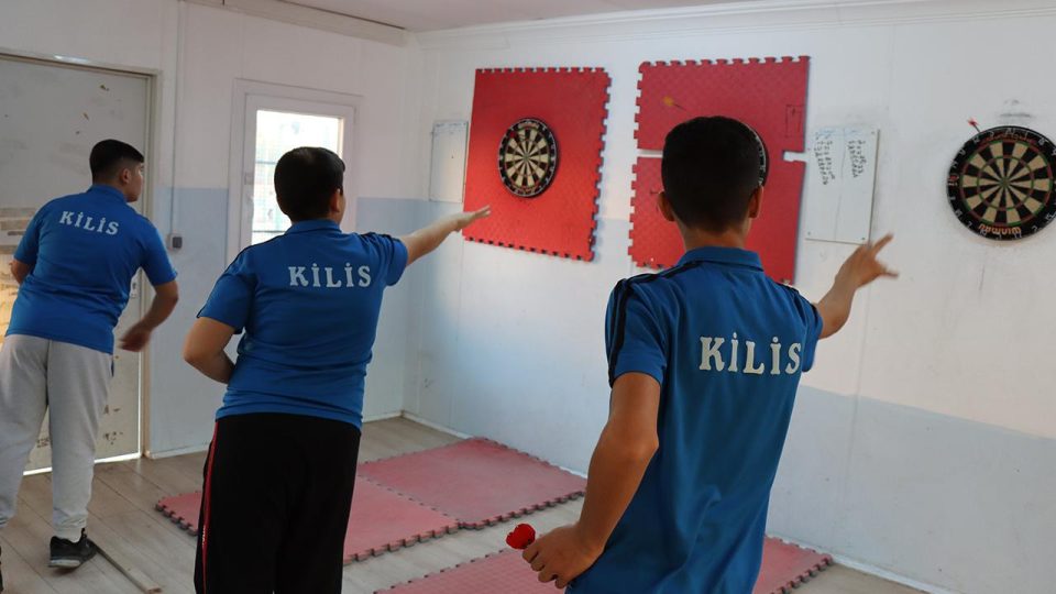 Konteynerden yapılan salonda geleceğin dart şampiyonları yetişiyor