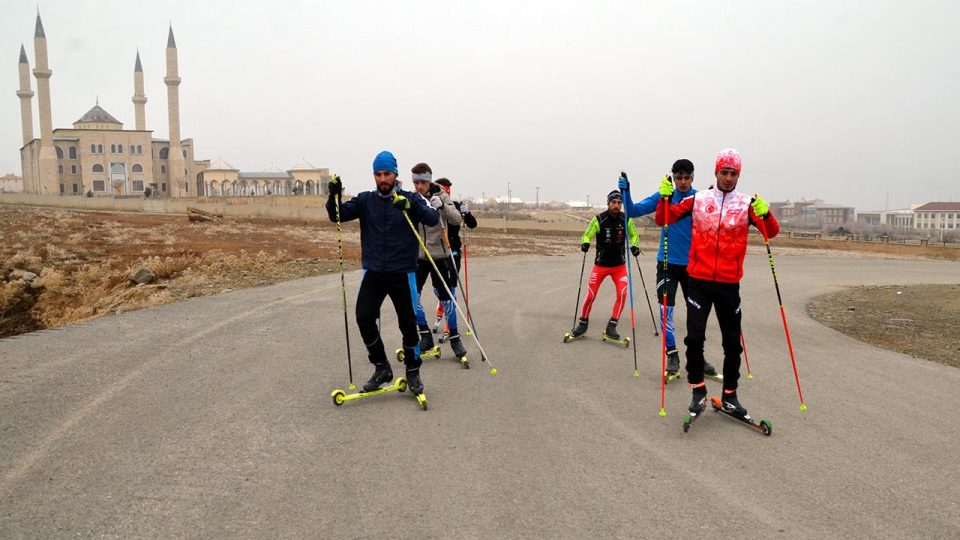 Muş’ta kar yağmayınca kayak takımı sporcuları asfaltta çalışıyor