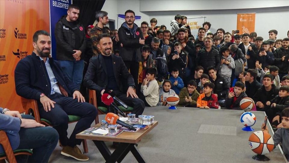 Osman Çakmak ile Arda Turan gençlerle buluştu