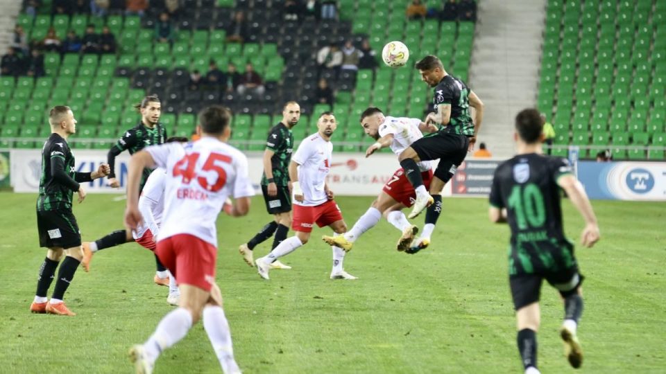 Sakaryaspor evinde kazandı