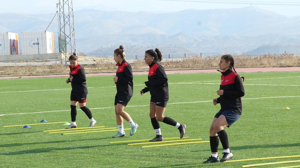Şırnak Belediyesi Nuhspor Kadın Futbol Takımı’nın hedefi Süper Lig