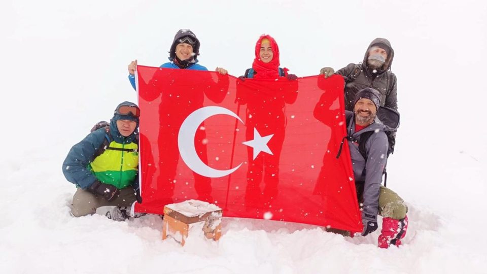 Vanlı dağcılar Sarıkamış şehitleri için Kevenli Dağı’na tırmandı