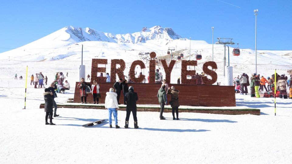 Yeni yılın ilk gününde kayakseverler Erciyes’te yoğunluk oluşturdu