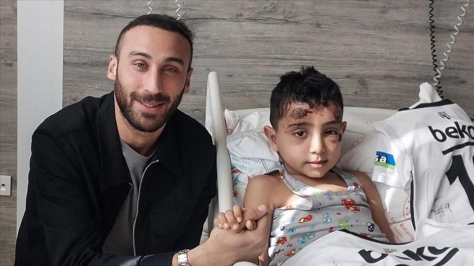 Cenk Tosun depremzede Cavit ile buluştu