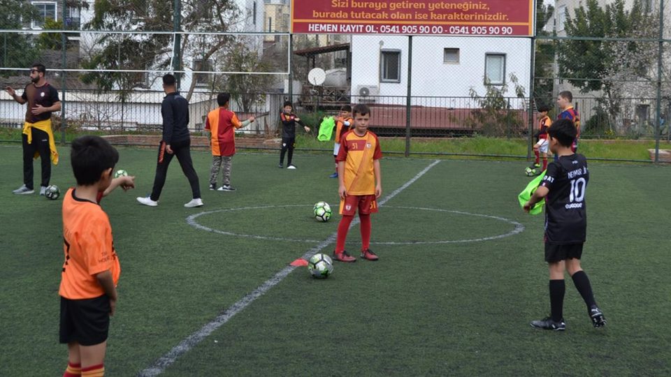 Depremden etkilenen çocuklar futbolla moral buluyor