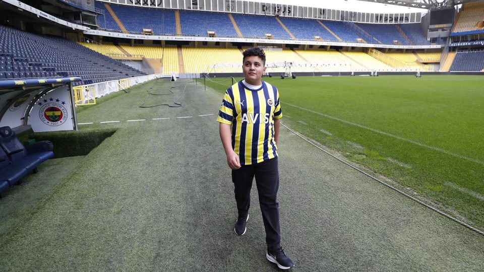 Fenerbahçe depremzede Mehmet Akif Ağaç’ı statta ağırladı
