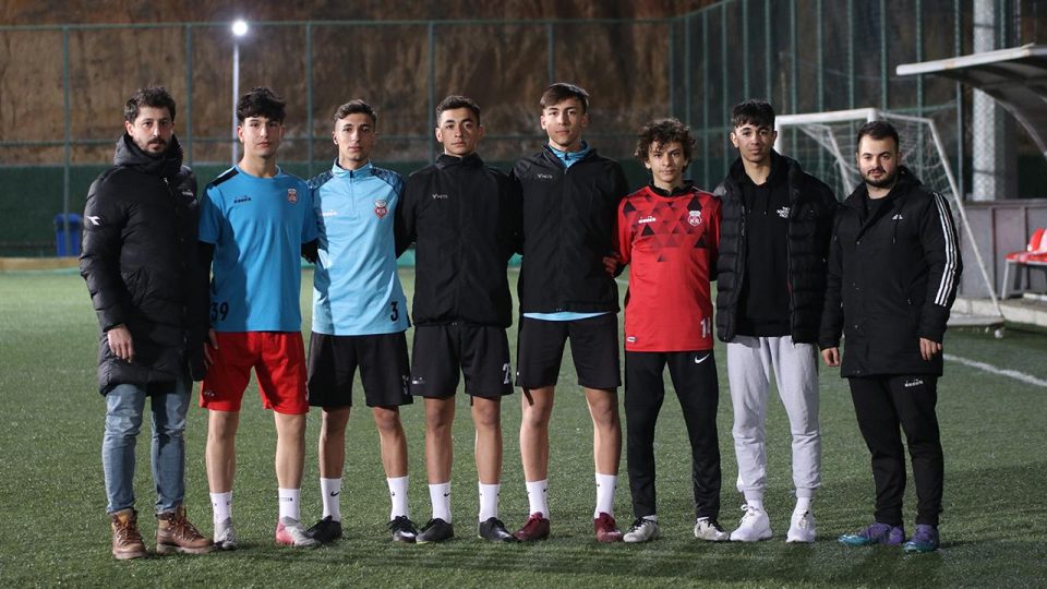 Kastamonuspor kapılarını Hataylı depremzede altyapı futbolcularına açtı