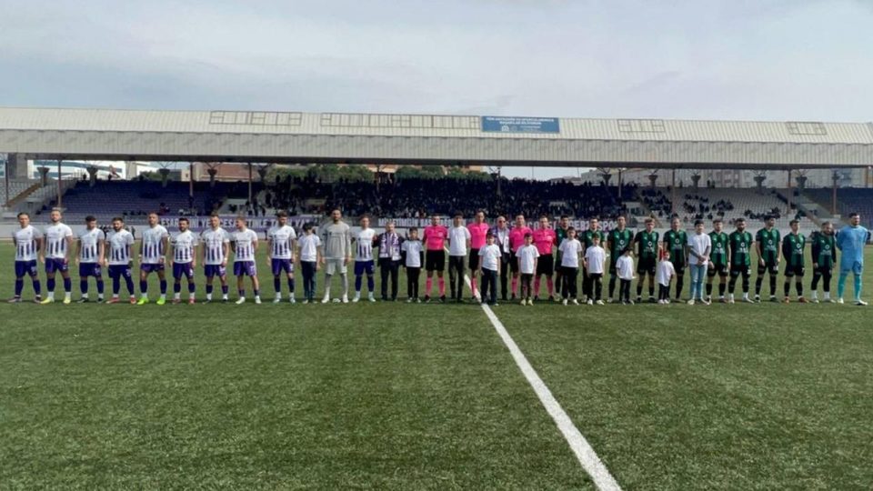 Kocaelispor ile Gebzespor depremzedeler yararına dostluk maçı yaptı