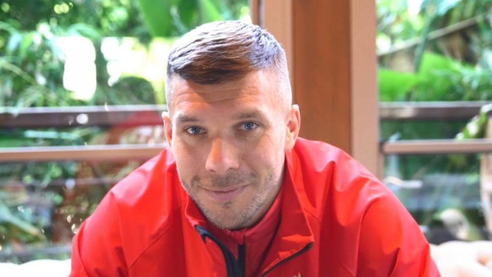 Lukas Podolski’den Galatasaray’ın konteyner kampanyasına destek