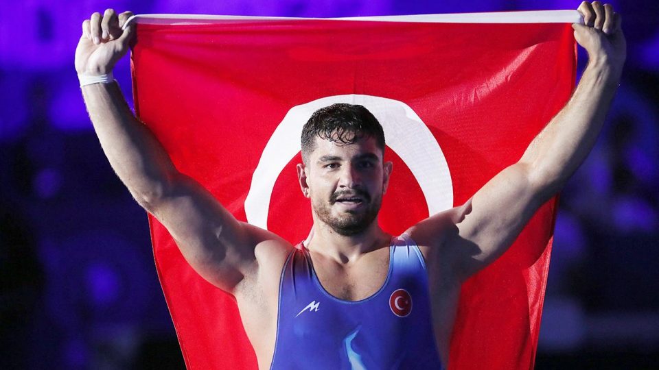 Milli güreşçi Taha Akgül, Mısır’da altın madalya kazandı