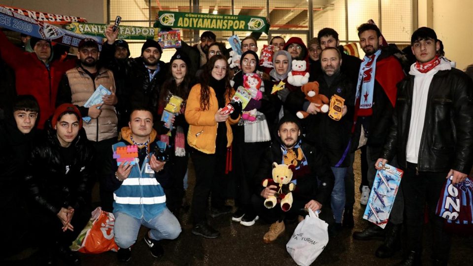 Taraftarlar Trabzonspor-Basel maçına oyuncaklarla geldi