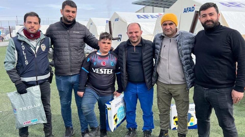 “Türkiye” yazılı topa vurmayan Enes’e Trabzonspor’dan top ve forma hediyesi