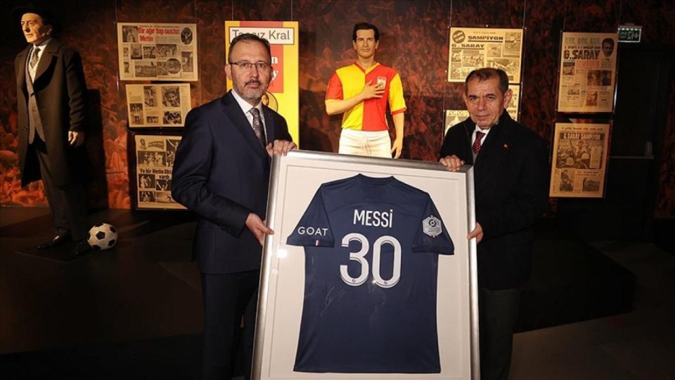 Bakan Kasapoğlu Messi’nin imzalı formasını depremzedeler için bağışladı