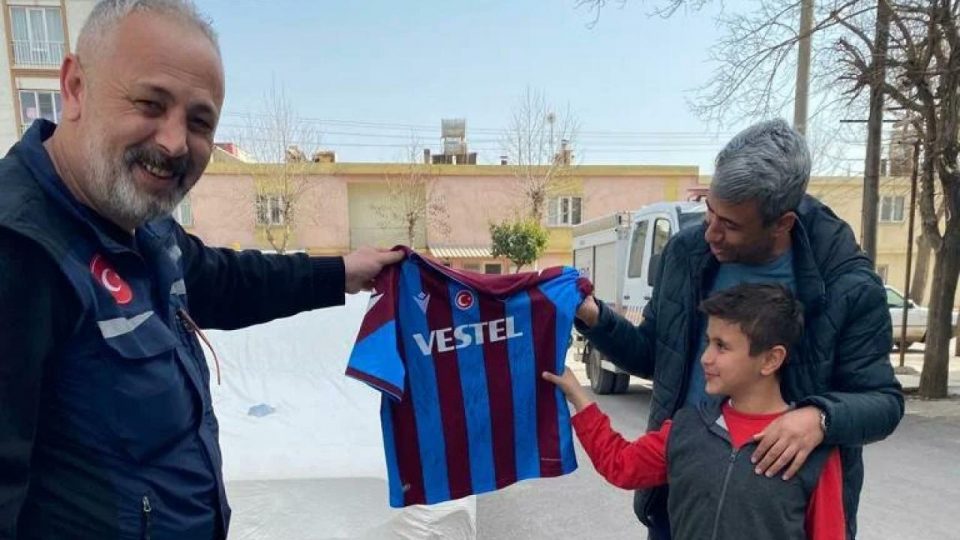 Çizdiği resimle Trabzonspor’un dikkatini çeken depremzede çocuğa, Bakasetas’tan imzalı forma