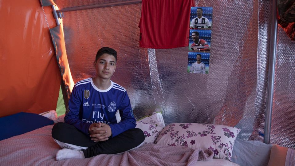 Efe depremden kaçarken Ronaldo albümünü de almayı unutmadı