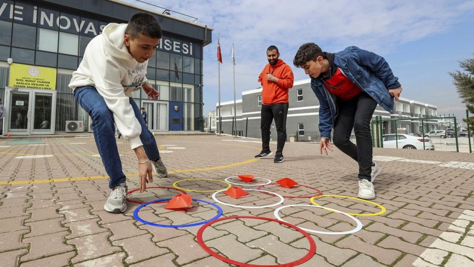 Hayatı mücadelelerle dolu öğretmen öğrencilerine “pes etmemeyi” öğretiyor