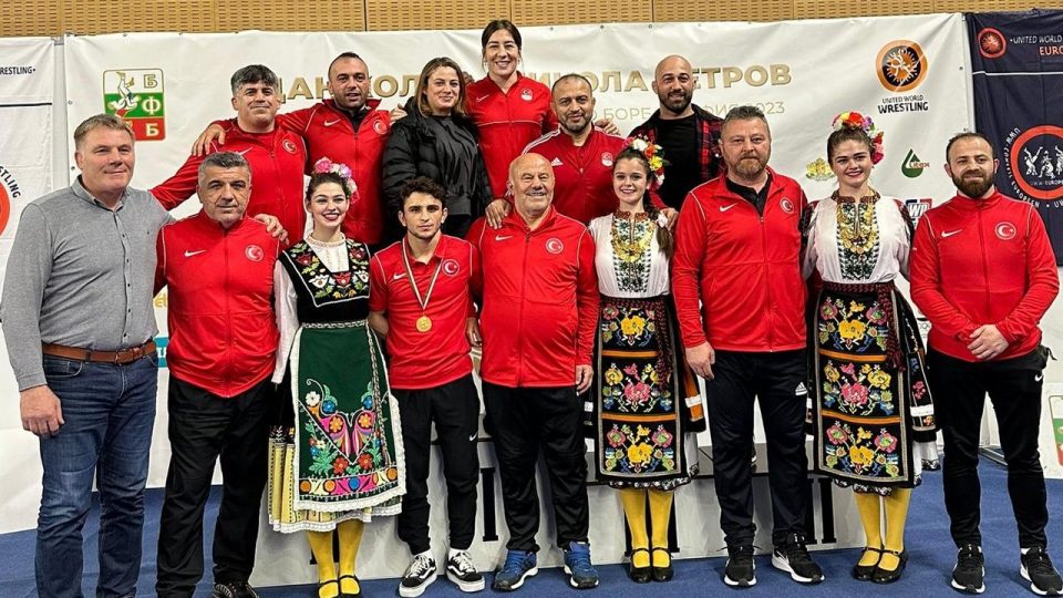 Milli güreşçiler Bulgaristan’da 12 madalya kazandı