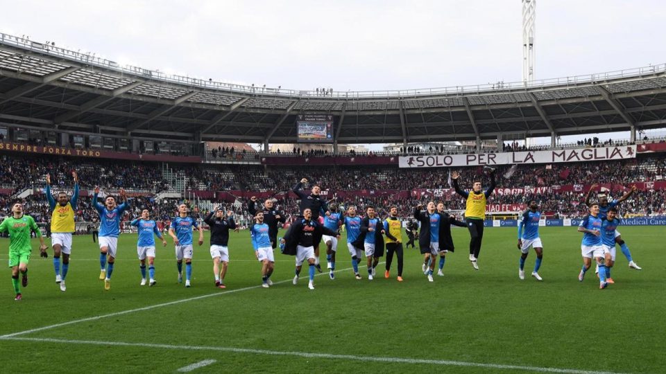 Napoli Torino deplasmanından farklı galip dönüyor