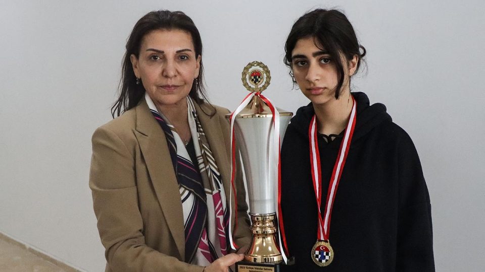 Satrançta kupa ve madalyaları enkaz altında kalan şampiyona destek
