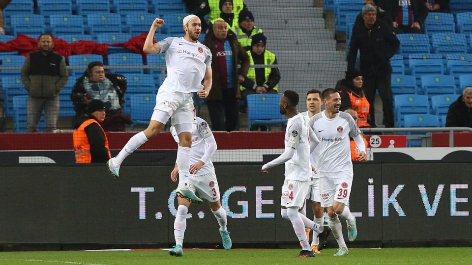 Ümraniyespor Trabzonspor galibiyetiyle lige tutundu