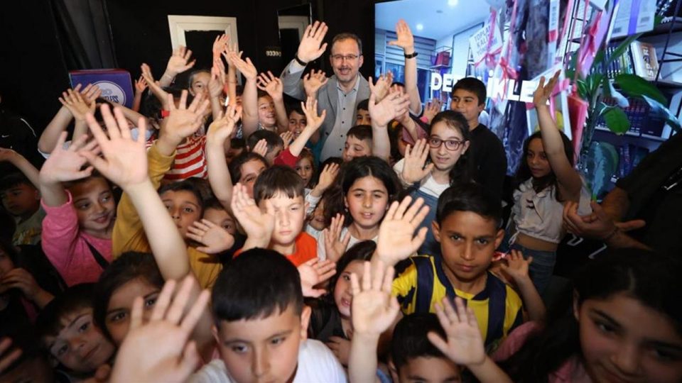Bakan Kasapoğlu İzmir’de GSB tırında çocuklarla bayramlaştı
