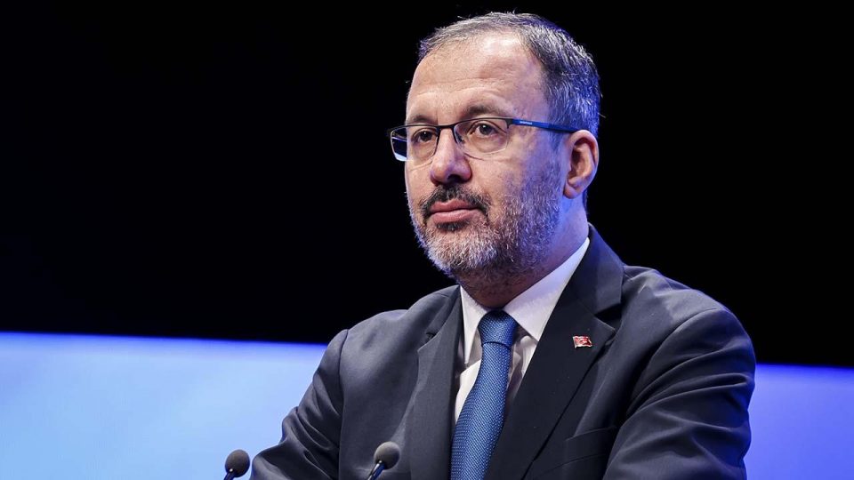 Bakan Kasapoğlu madalya kazanan milli güreşçileri kutladı