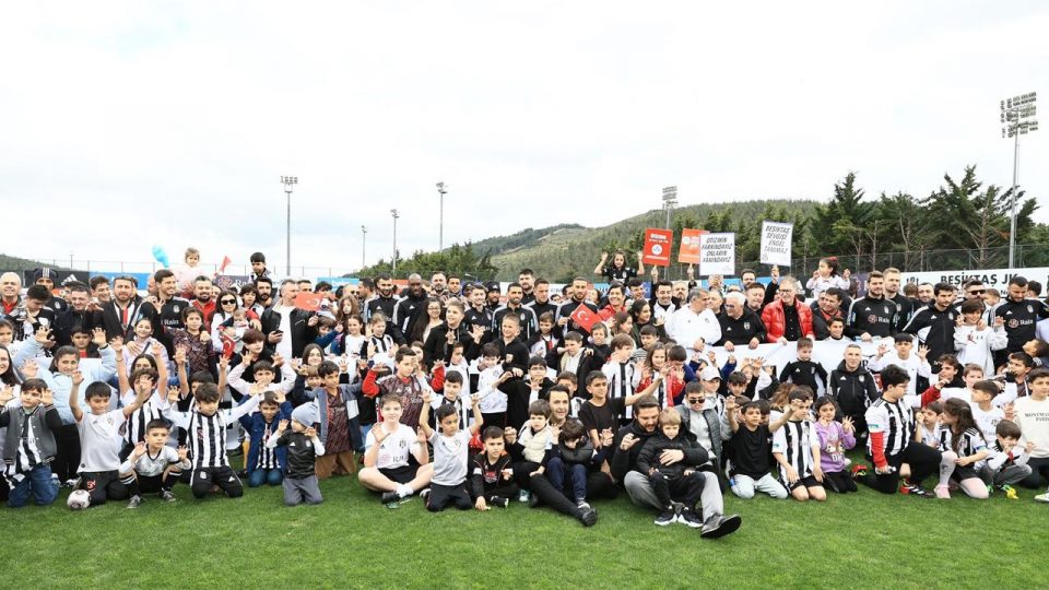 Beşiktaş Futbol Takımı 23 Nisan’da çocuklarla bir araya geldi