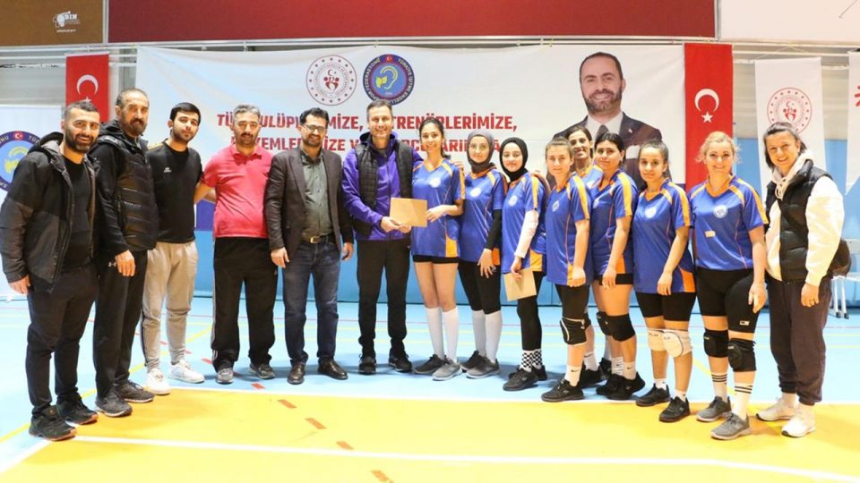 Depremzede işitme engelli iki voleybolcu milli takım aday kadrosunda