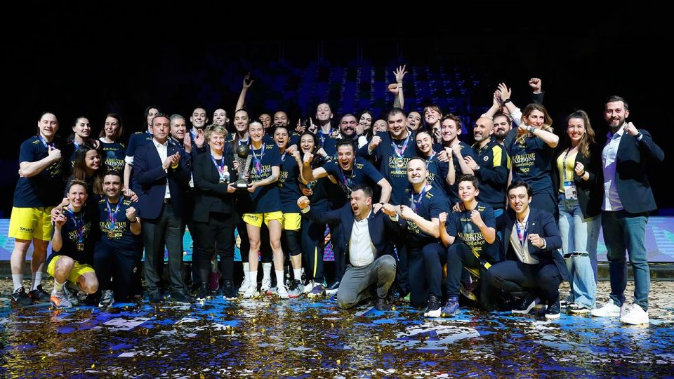 Fenerbahçe Kadın Basketbol Takımı gözünü çifte kupaya dikti