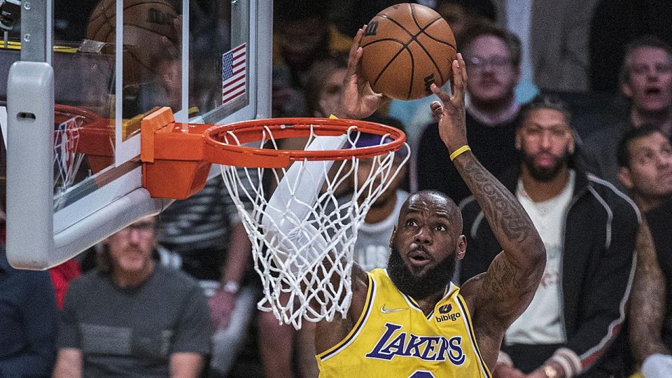 LeBron James rekor kırdı, Lakers seride 3-1 öne geçti
