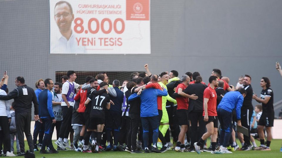 Altay’da kümede kalma sevinci