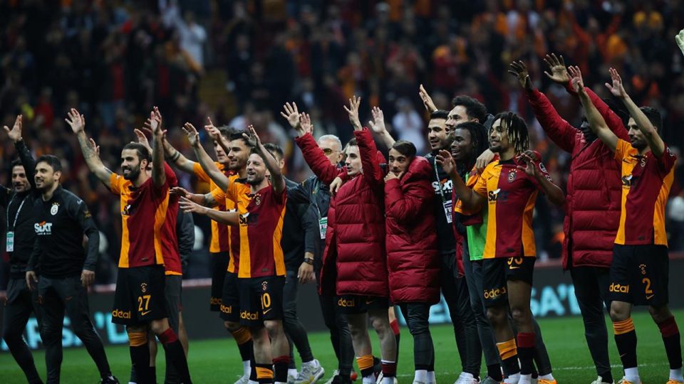 Lider Galatasaray’dan şampiyonluk yolunda önemli galibiyet