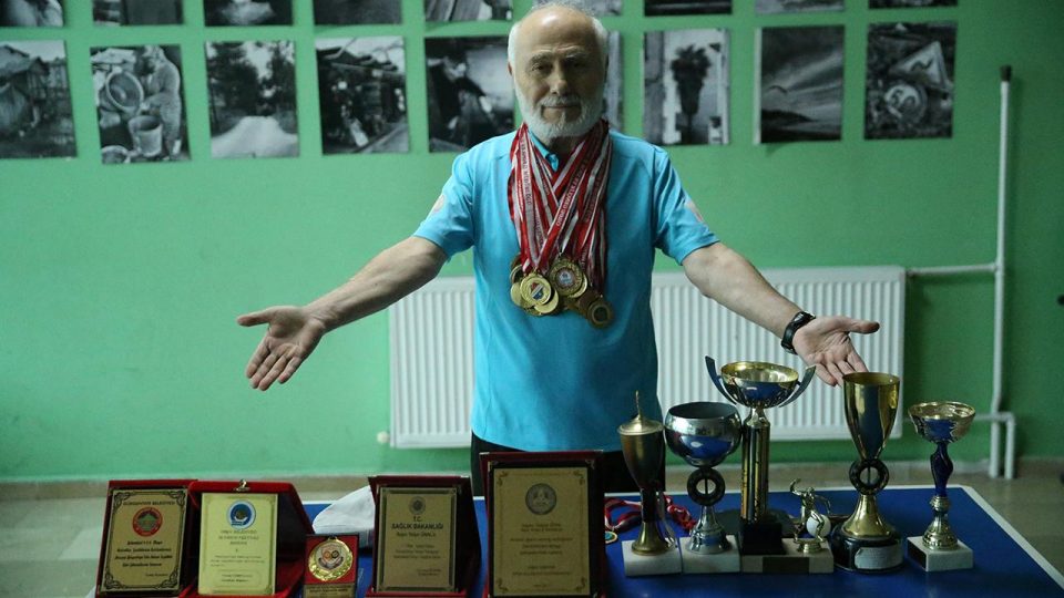 77 yaşındaki Yalçın Ünal masa tenisinden vazgeçmiyor