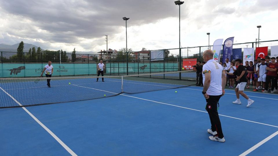 Iğdır’da Alagöz Holding 3. Kayısı Cup Tenis Turnuvası başladı