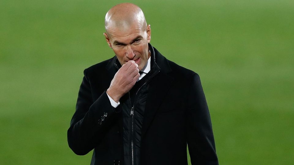 Zidane kanserli çocuklar için çıktığı kürsüde göz yaşlarını tutamadı