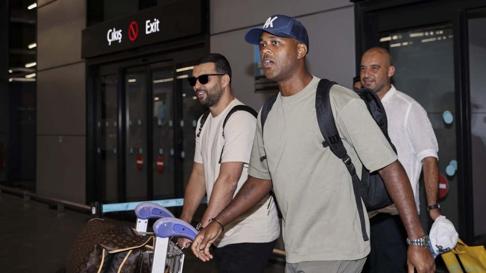 Adana Demirspor Hollanda’nın efsanelerinden Patrick Kluivert ile sözleşme imzaladı