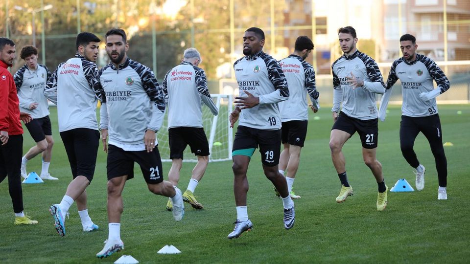 Alanyaspor 12 oyuncuyla yollarını ayırdı