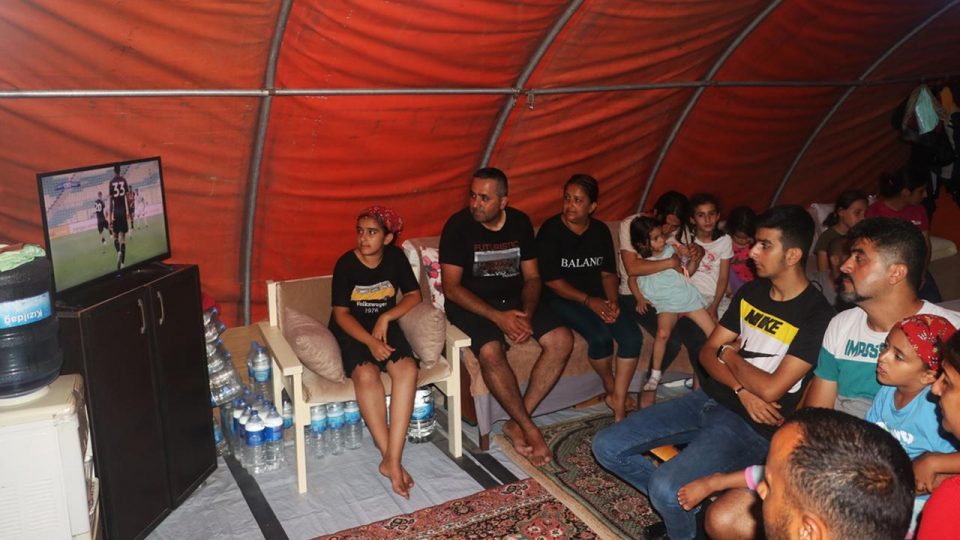 Hatay’da futbolseverler Hatayspor’u çadırlarda takip etti