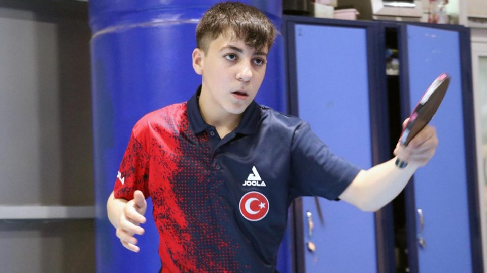 Masaların altında uyuyarak başladığı teniste çok sayıda madalya kazandı