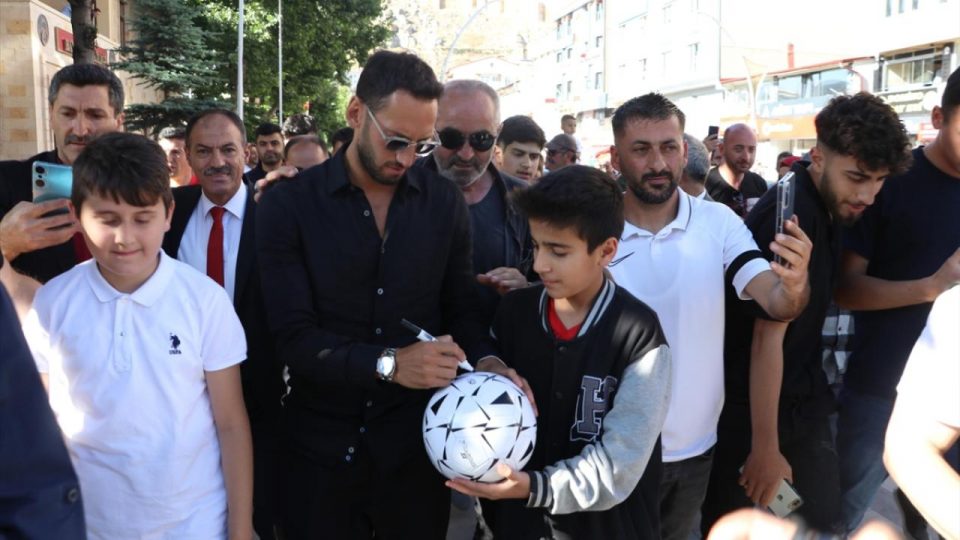 Milli futbolcu Hakan Çalhanoğlu memleketi Bayburt’ta coşkuyla karşılandı