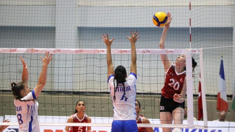 Milliler voleybolda İtalya’yı mağlup etti