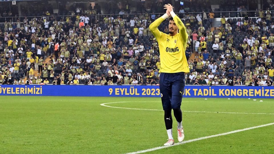 Altay Bayındır Fenerbahçe taraftarına veda etti