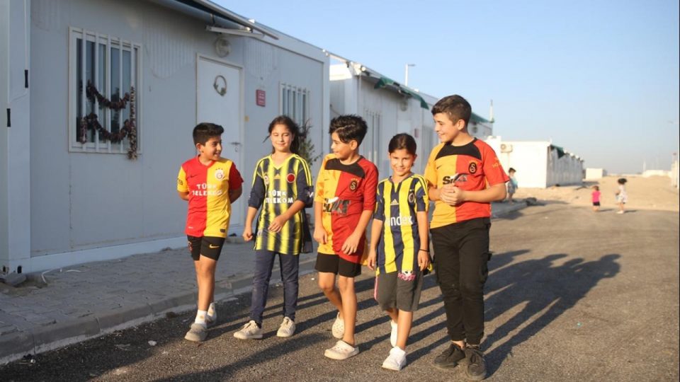 Yeşil sahaların ezeli rakipleri depremzedeler için el ele verdi