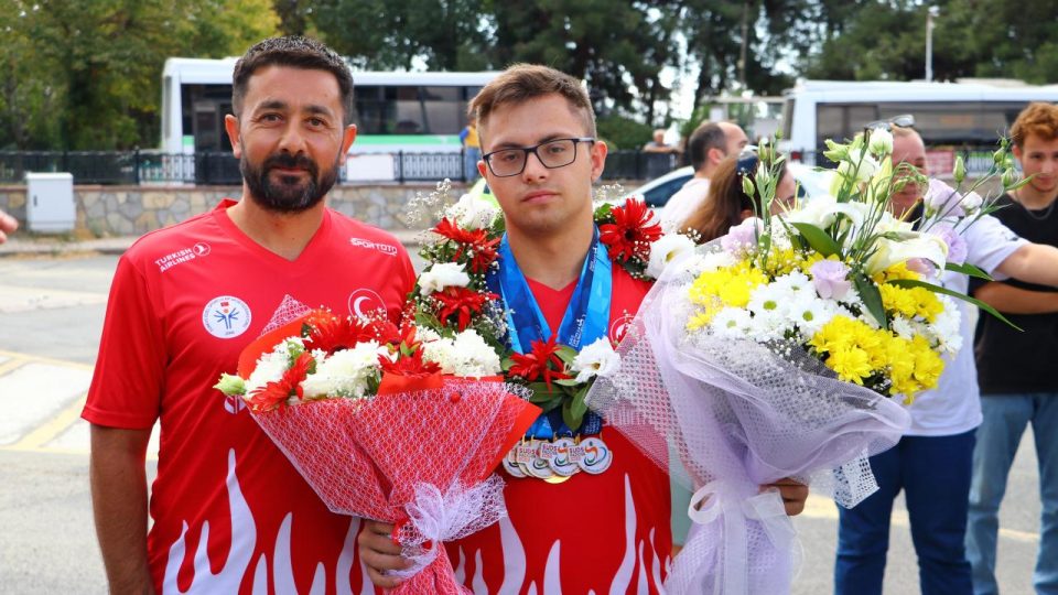 Avrupa şampiyonu down sendromlu milli atlet Emirhan Akçakoca coşkuyla karşılandı