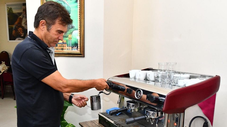 Beşiktaş’ın efsane oyuncularından Feyyaz Uçar “barista” kursuna katıldı