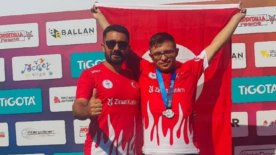 Özel sporcu milli atlet Emirhan Akçakoca’dan Avrupa Şampiyonası’nda dünya rekoru